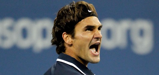 Roger regale. Caroline non si ferma