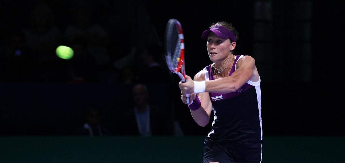 Stosur travolge Li