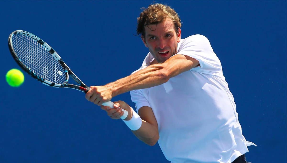 Federer delude, festeggia Benneteau