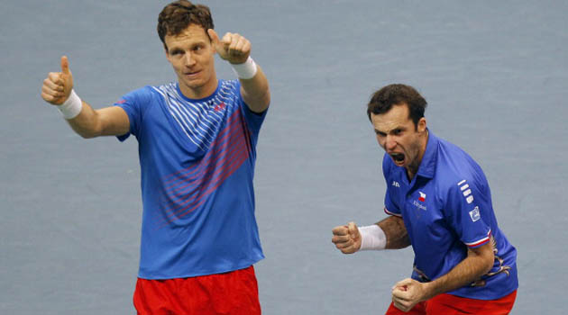 Stepanek e Berdych fanno 2-1, tutto sulle spalle di Djokovic