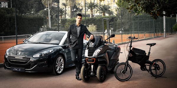 Novak Djokovic firma con Peugeot