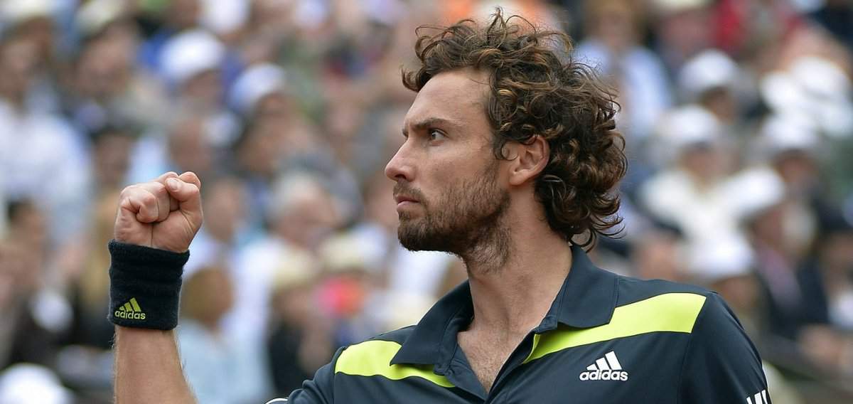 Federer ko con Gulbis, bene Djokovic