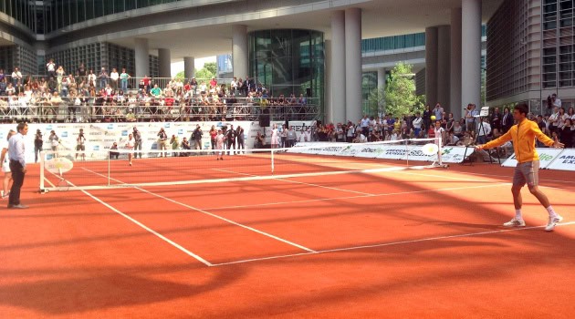 Matteo e Vanessa sorridono con Djokovic