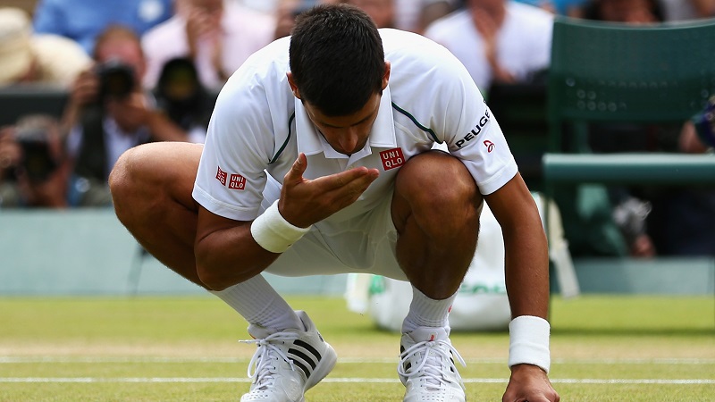 Djokovic resiste al bombardamento