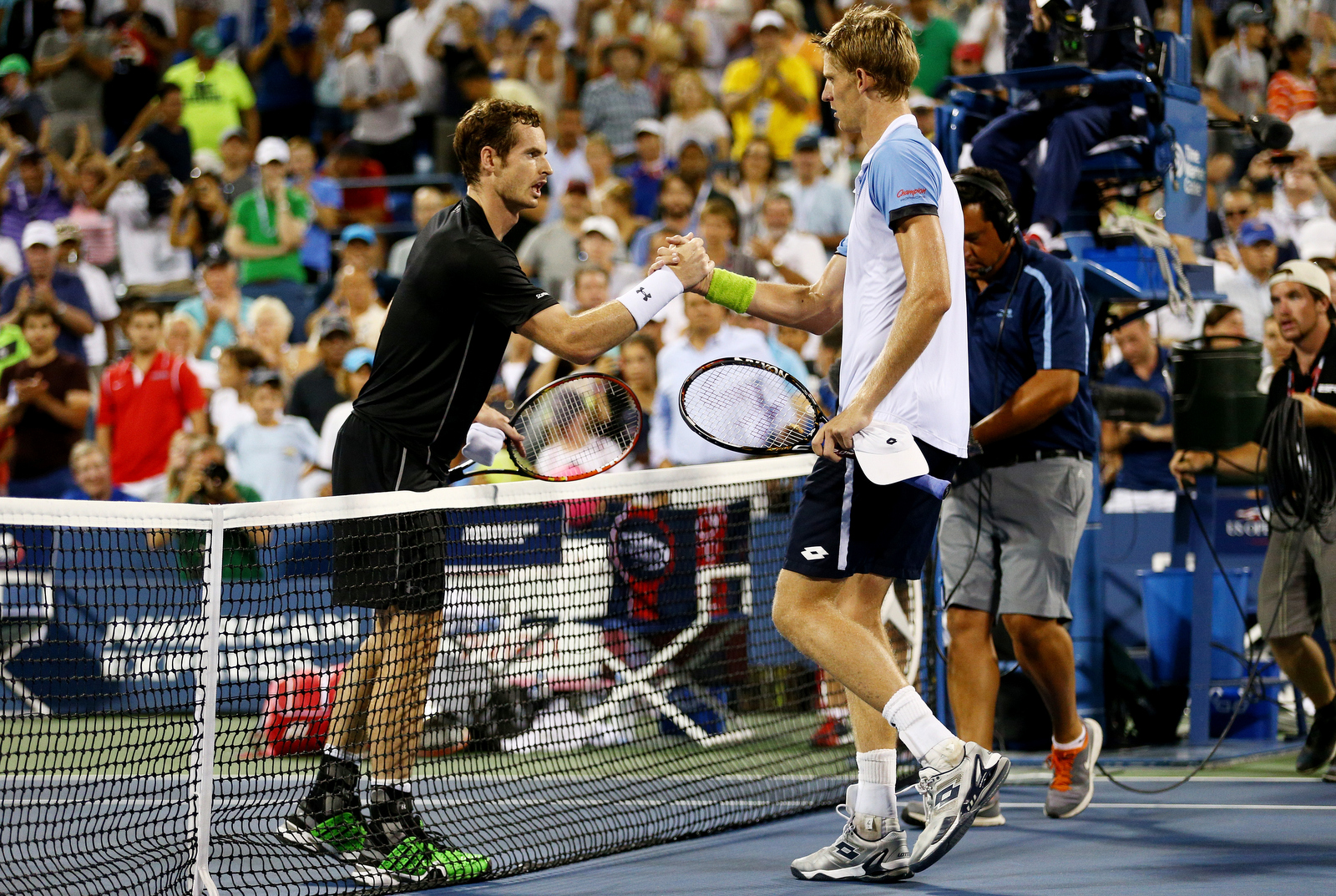 Federer disinnesca Isner, Anderson travolge Murray