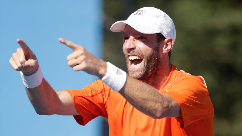 C’è chi vola e chi cade…