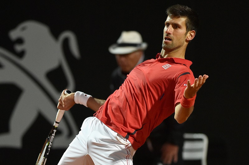 Djokovic fa passare la tempesta e si salva alla distanza