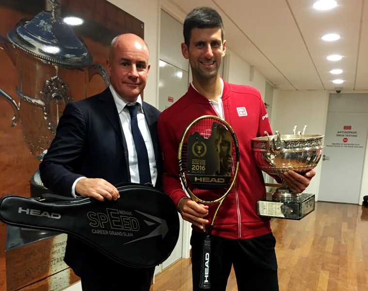 Head premia Djokovic con una racchetta d’oro