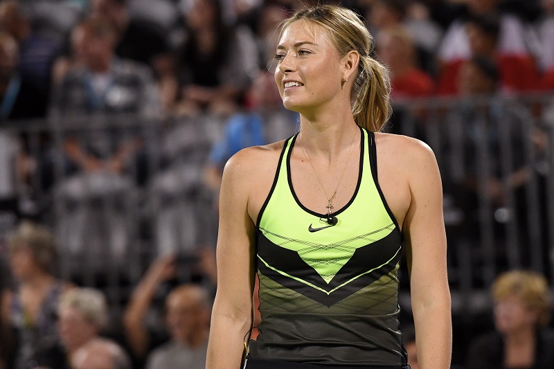 La Sharapova in campo per dare una mano a Elton John