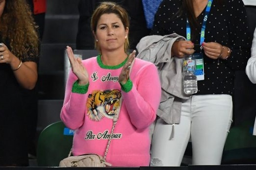 Mirka ruba la scena…grazie a un maglione!