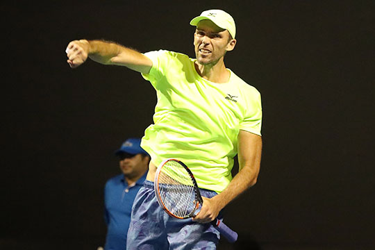 Gli danno del vecchietto. E lui batte i record.