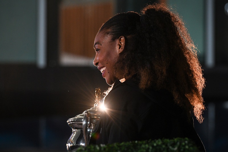 Serena sfida tutti, anche due dilettanti!