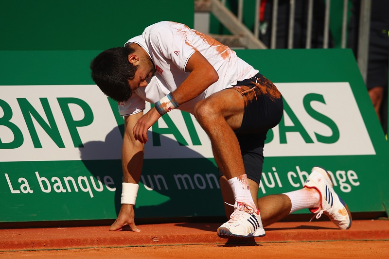 Djokovic oscilla tra cadute e accecamenti