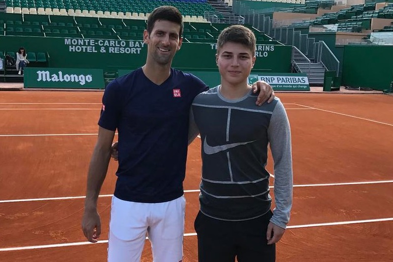 Fa la foto con Nole e Murray, poi viene squalificato