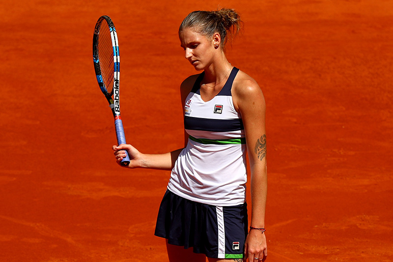 Le colleghe danno una mano a Masha