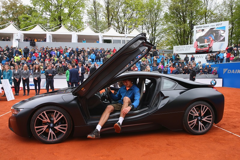 Sascha Zverev fa il tris e sgomma in BMW