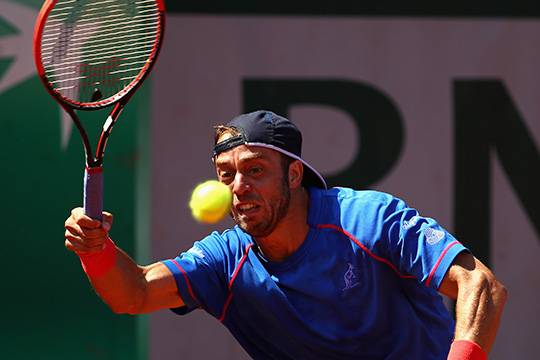Isner non fa regali, Lorenzi cede ai dettagli
