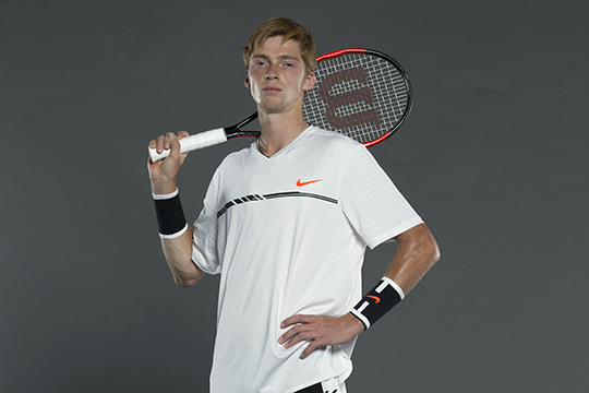 Un po’ Safin, un po’ “Kaf”. È Andrey Rublev.