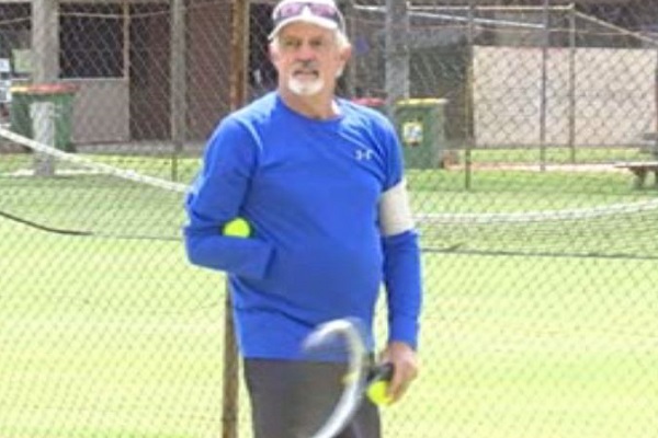 Giocare a tennis senza una mano