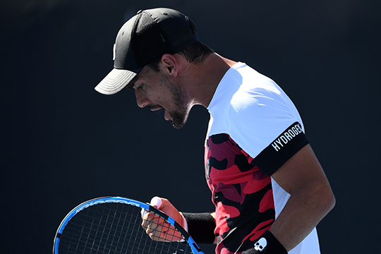 Fognini batte il caldo, Benneteau gli fa un regalo