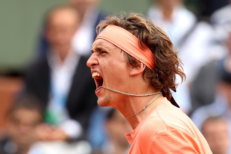 Sascha tiene duro e va avanti nel segno di papà