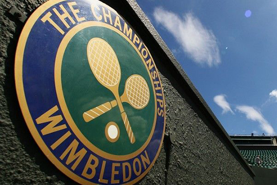 Anche Wimbledon deve cedere al Dio pallone