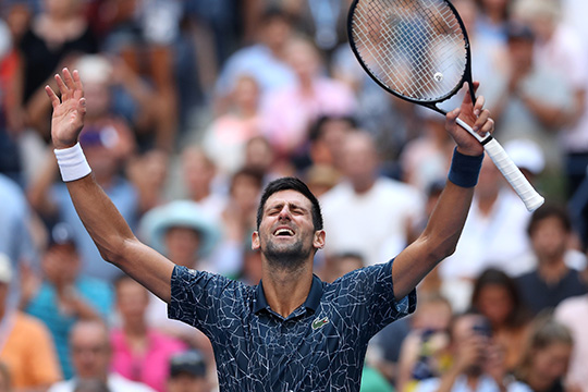 Nole lotta col caldo, ma con Sousa passeggia