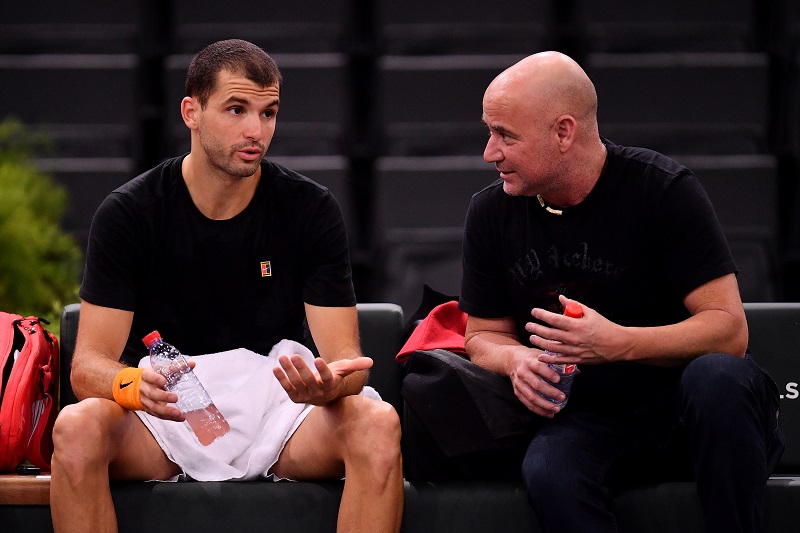 All’angolo di Dimitrov spunta… Andre Agassi!
