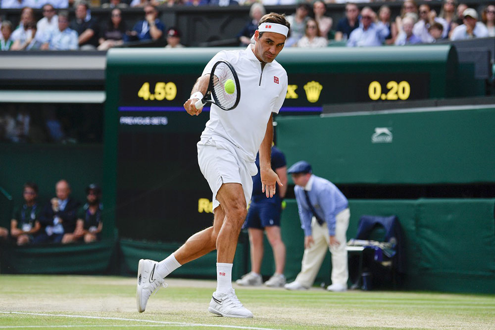 Federer palleggia con il muro e lancia la sfida a colleghi e amici