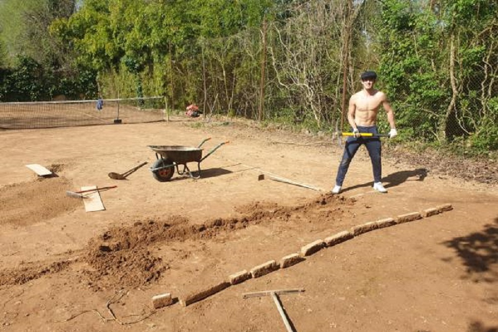 Arthur Reymond e il campo da tennis costruito in casa