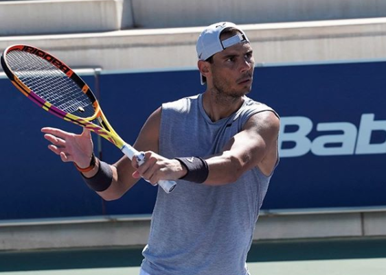 Nadal torna in campo con una nuova racchetta