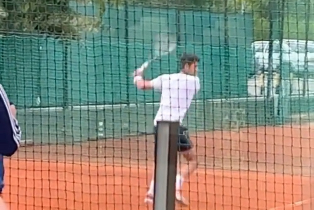 Allenamenti intensi per Djokovic: show con la mano sinistra