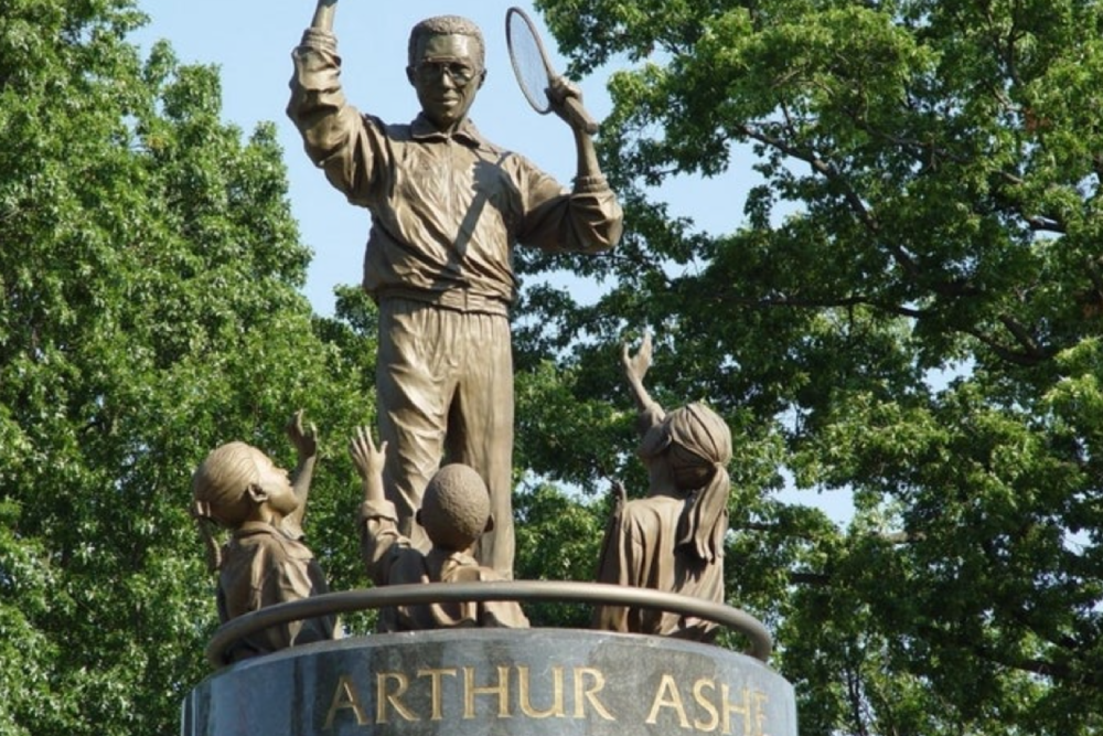 Vandalizzata la statua di Arthur Ashe con la scritta ‘White Lives Matter’