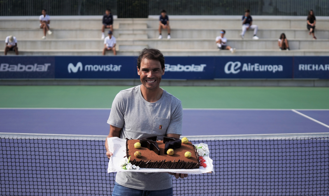 Nadal rispetta le distanze e festeggia il compleanno con  i ragazzi dell’accademia