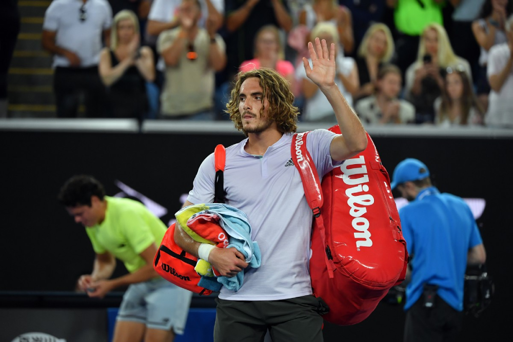 Tsitsipas intervistato in cuffia durante la partita: “Dovremmo farlo anche in ATP”