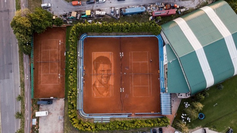 Il volto di Djokovic dipinto in terra battuta: il capolavoro del ‘Pianista’