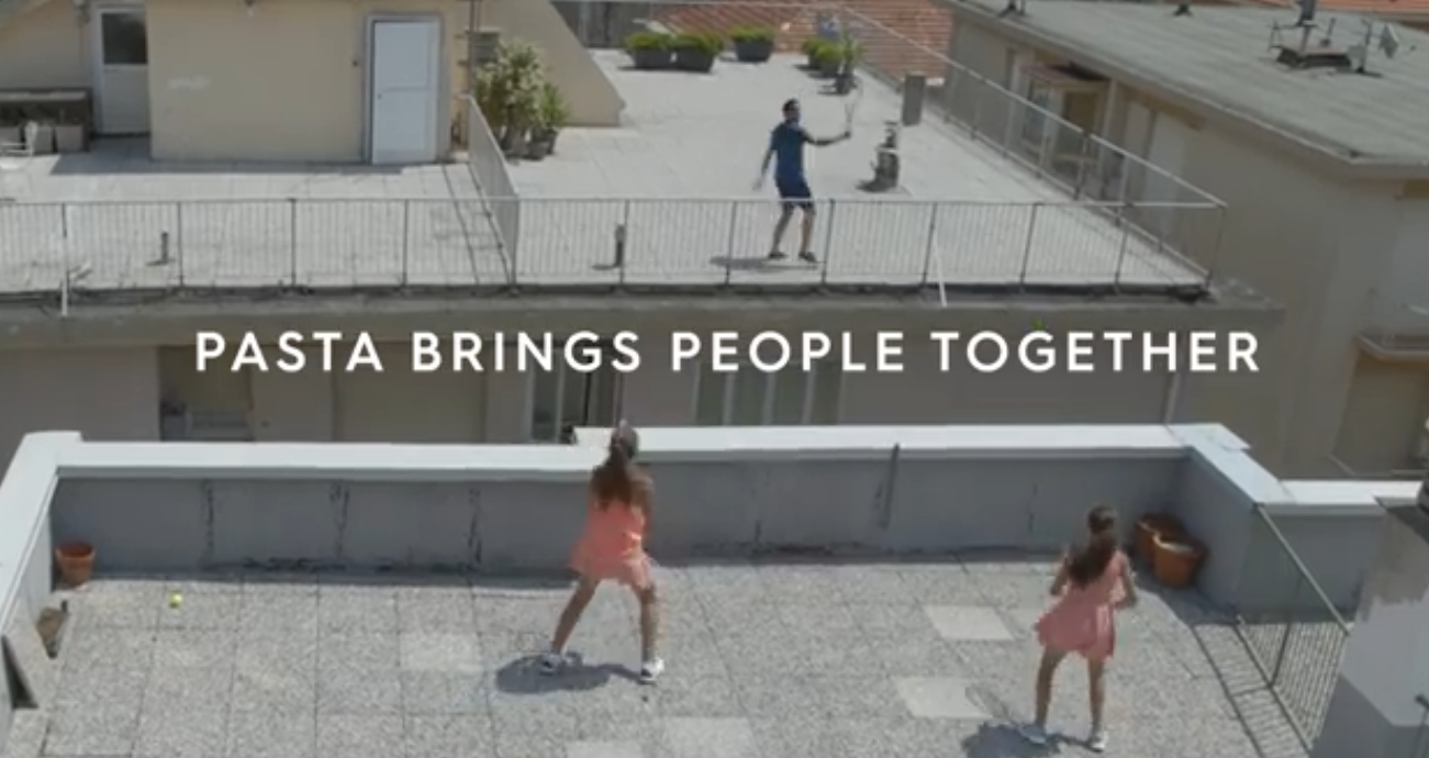 Barilla pubblica il video: Vittoria e Carola, volée sui tetti con Federer