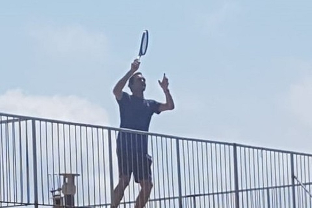 Federer show a Finale Ligure: palleggia sui tetti con due giovani fan