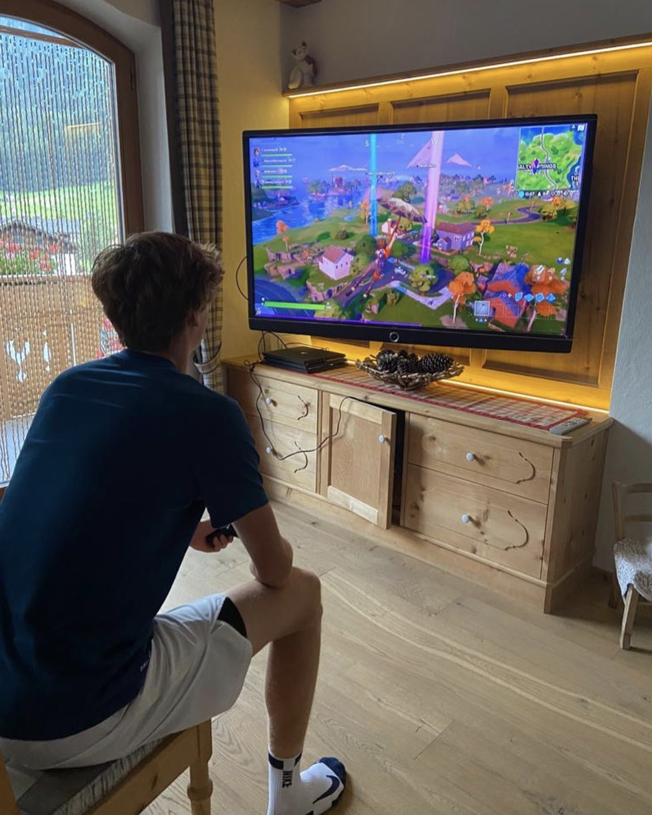 Sinner si svaga con Fortnite: “Quando non gioco a tennis mi troverete qui”