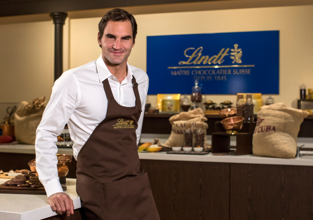 Federer in visita alla Lindt: “Settimana prossima dovrei riprendere in mano la racchetta”