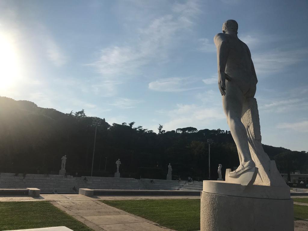 Tra i viali del Foro: il Grande Vuoto e gli spettatori giganti