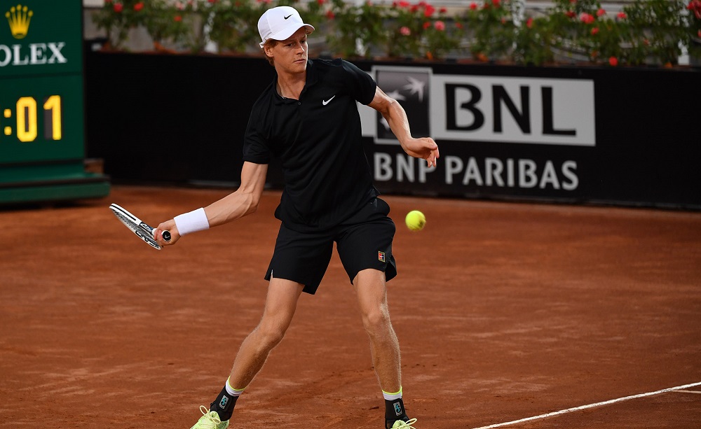 Internazionali BNL d’Italia, Sinner emula Musetti: battuto Tsitsipas al terzo