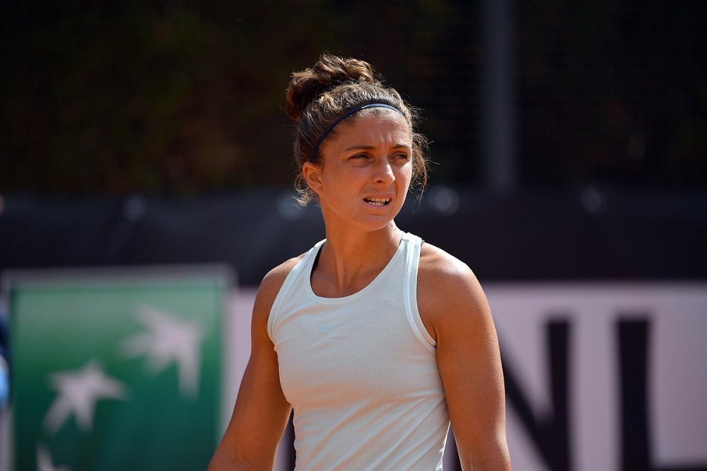 Roland Garros, lanci sbagliati e penalty point: disastro al servizio di Errani VIDEO