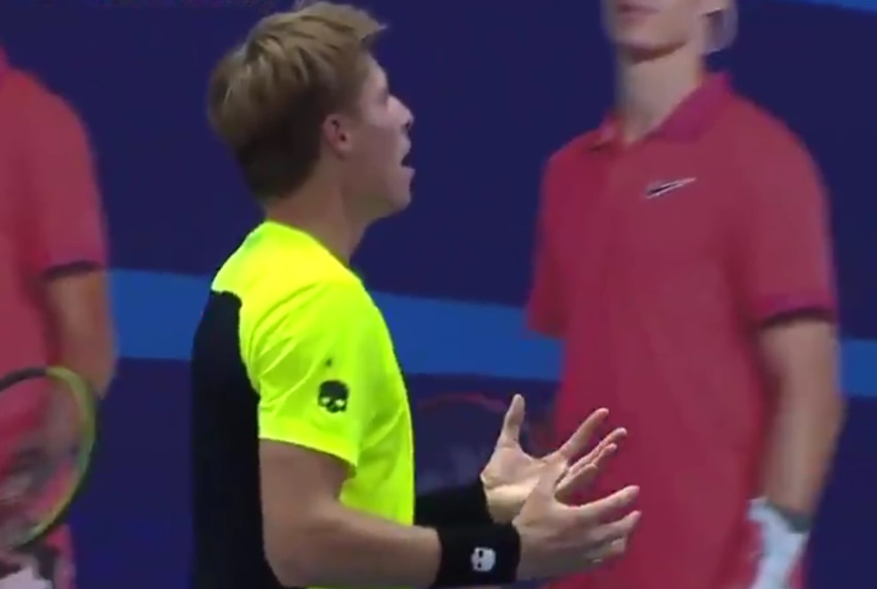 Toilet break d’urgenza, ritardo e game penalty: Ivashka impazzisce (Video)