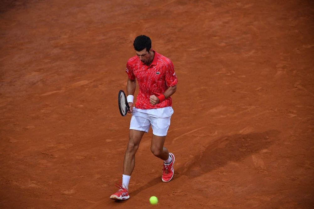 Roland Garros, Djokovic ai quarti col ‘brivido’: colpito involontariamente un giudice di linea