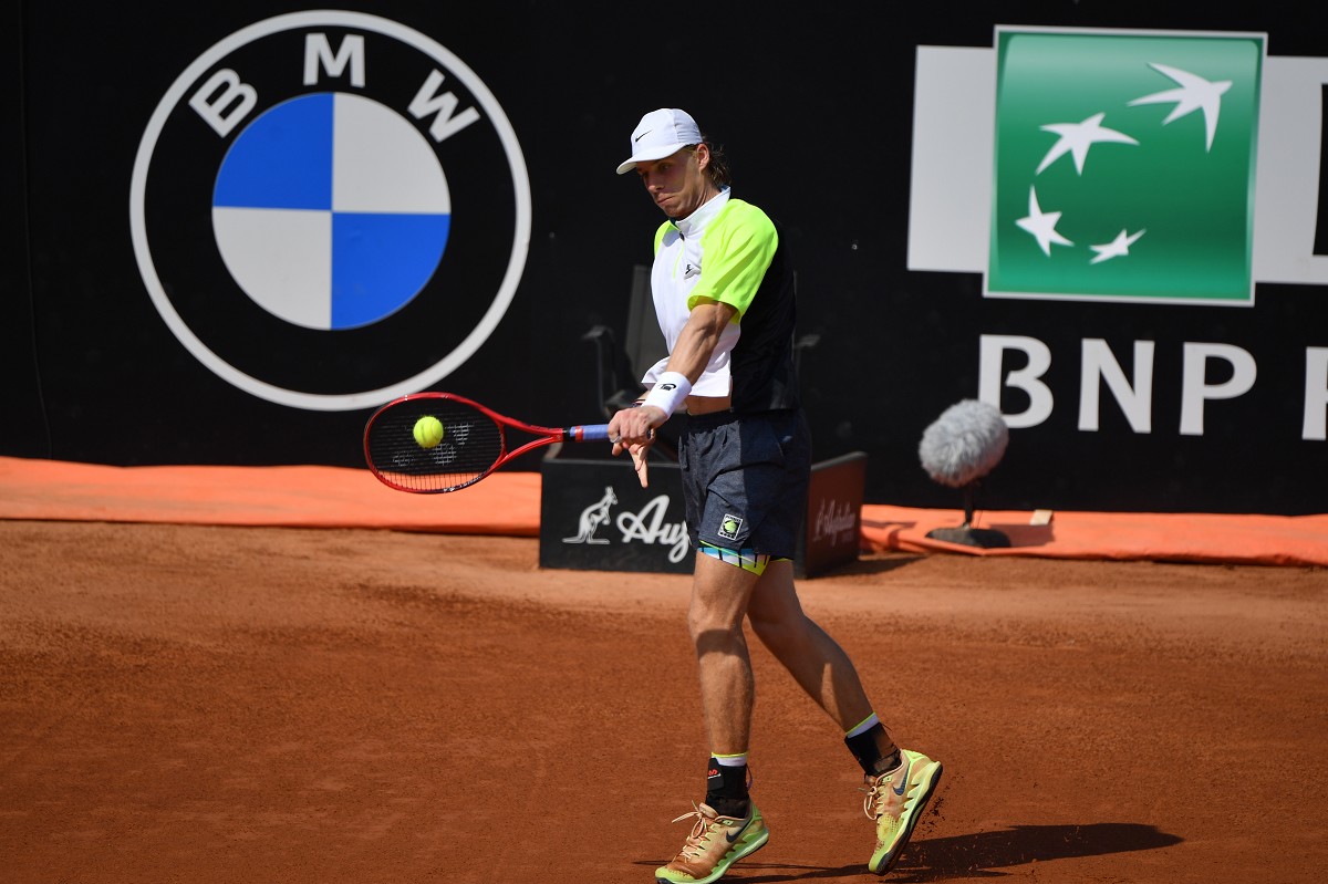 Roland Garros: Djokovic senza problemi, Shapovalov pasticcia ed è out