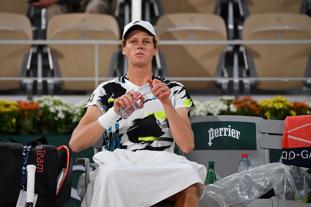 Jannik Sinner si ritira dall’ATP di San Pietroburgo: “Problemi allo stomaco”
