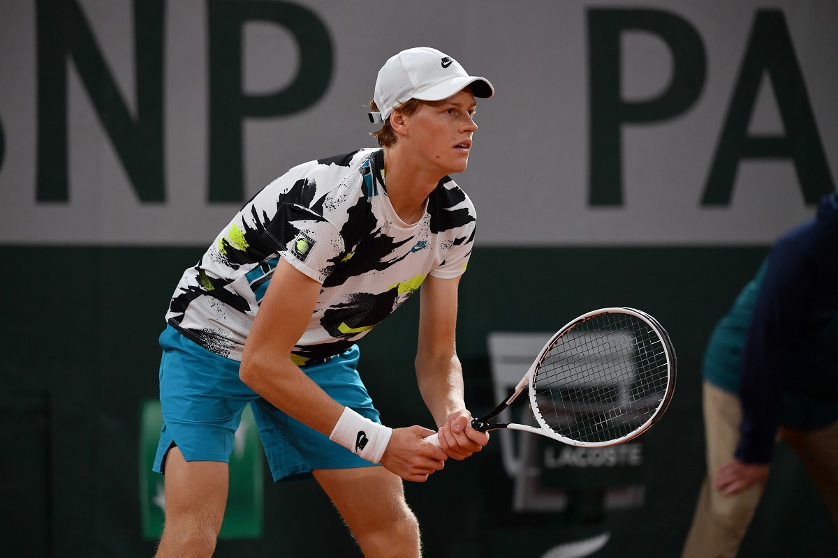 Roland Garros: un grande Sinner spaventa Nadal, poi cede. Rafa è in semifinale