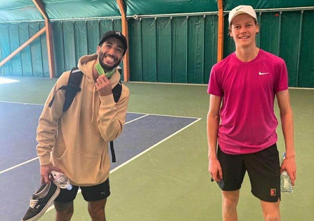 Daniel Ricciardo in campo con Jannik Sinner