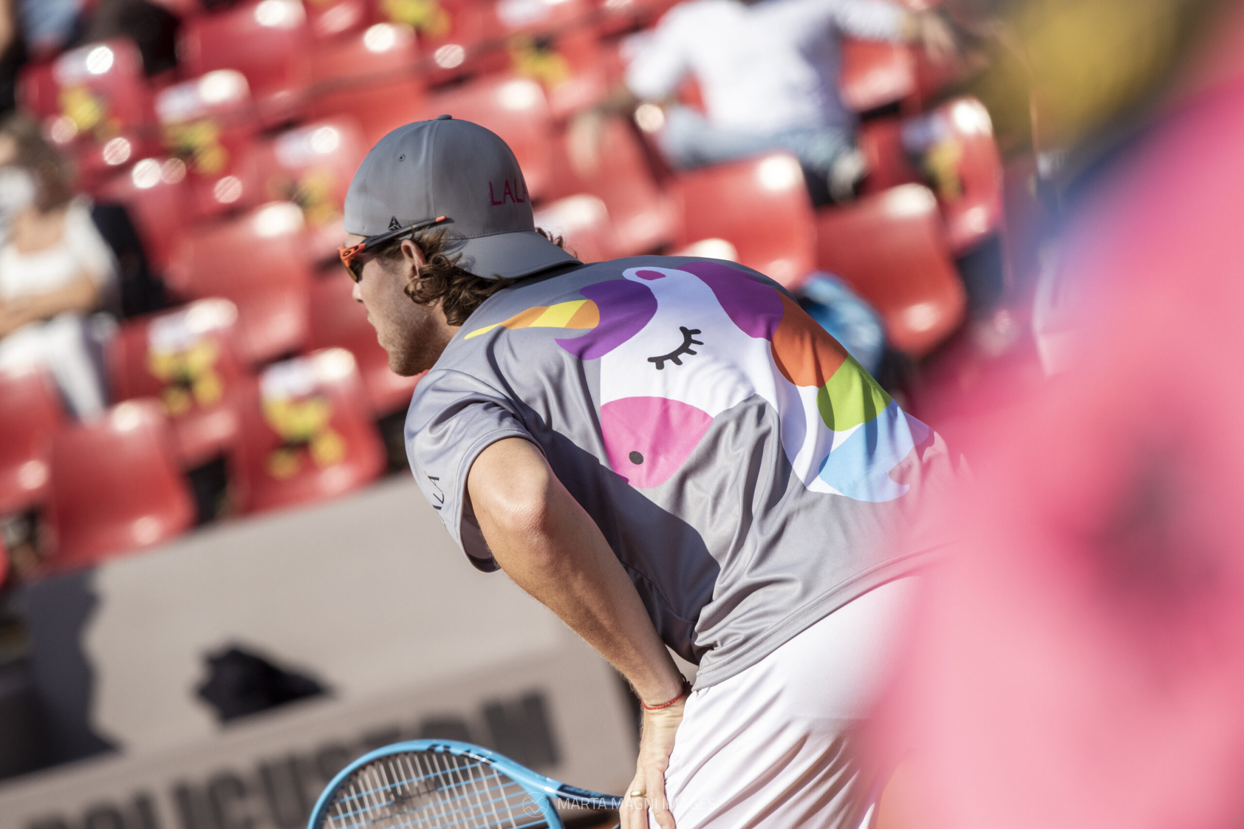 Il tennista che indossa unicorni e meduse: gli outfit inediti di Ariel Behar